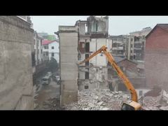 Boom panjang 15 meter dari Hyundai 150 digunakan untuk merobohkan bangunan